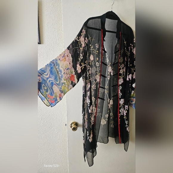 Sheer Black Floral Embroidered Kimono Robe with Contrast Trim - Picture 5 of 5